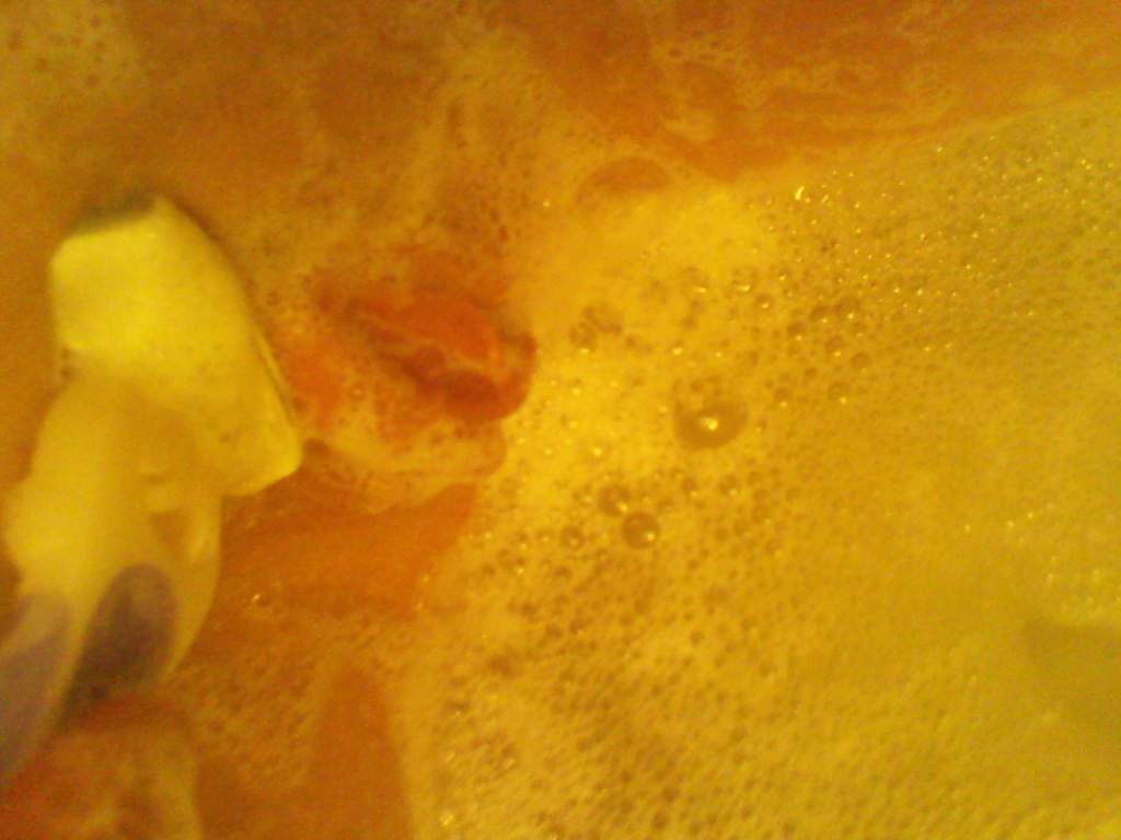 My wife relaxes and shaves her pussy in the bath — 33