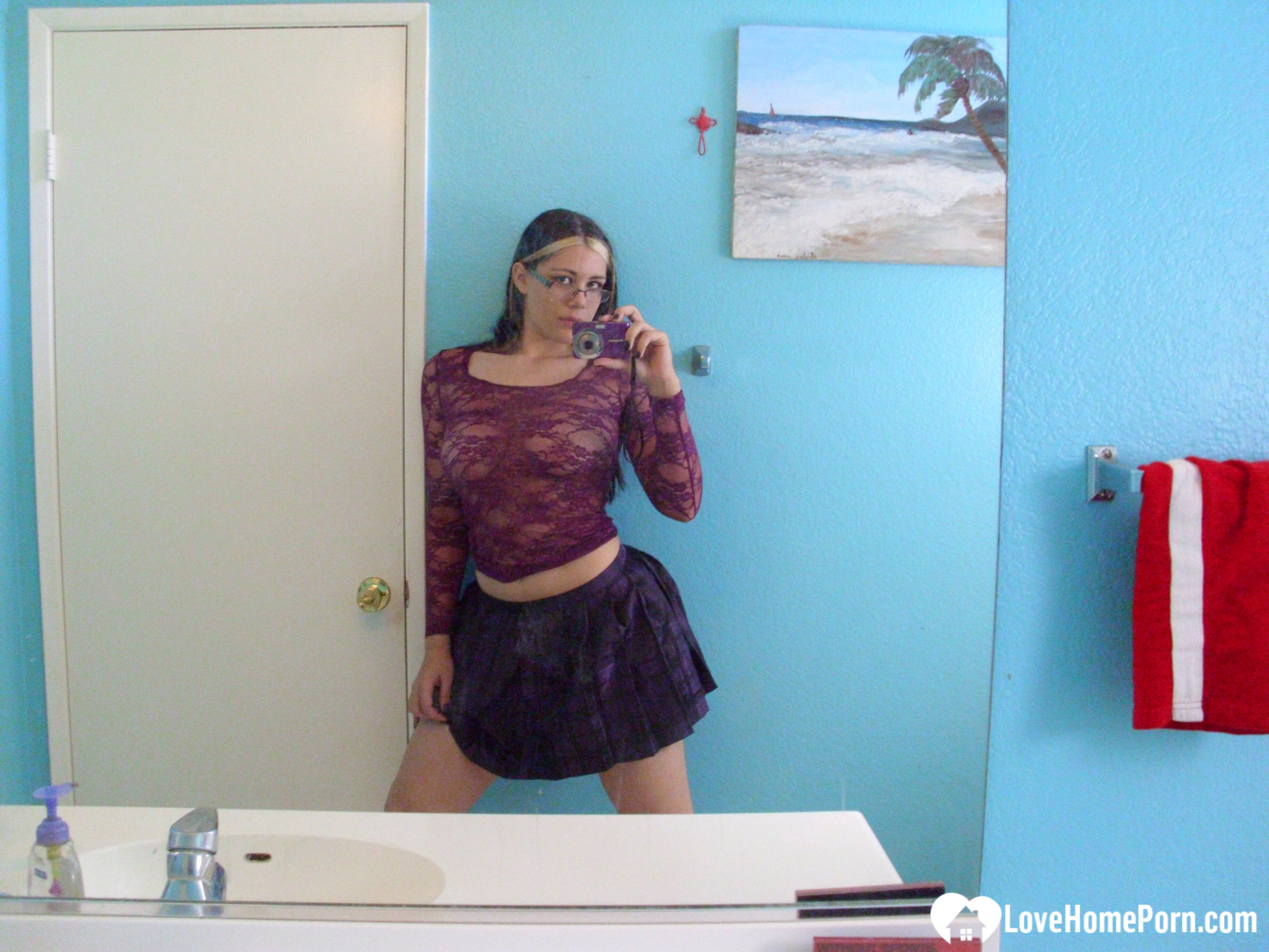 Nerdy chick spreads her legs before masturbating — 8
